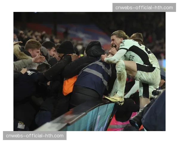 现场：达姆施塔特球迷在球队被动防守时高歌鼓舞，场面热烈