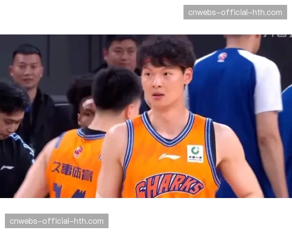 特写：王哲林在一次成功的低位防守后，向年轻队友大声布置落位