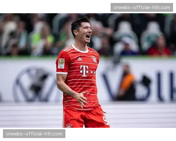 特写:进球后指向天空,莱万多夫斯基纪念去世恩师 特写:进球后指向天空,莱万多夫斯基纪念去世恩师